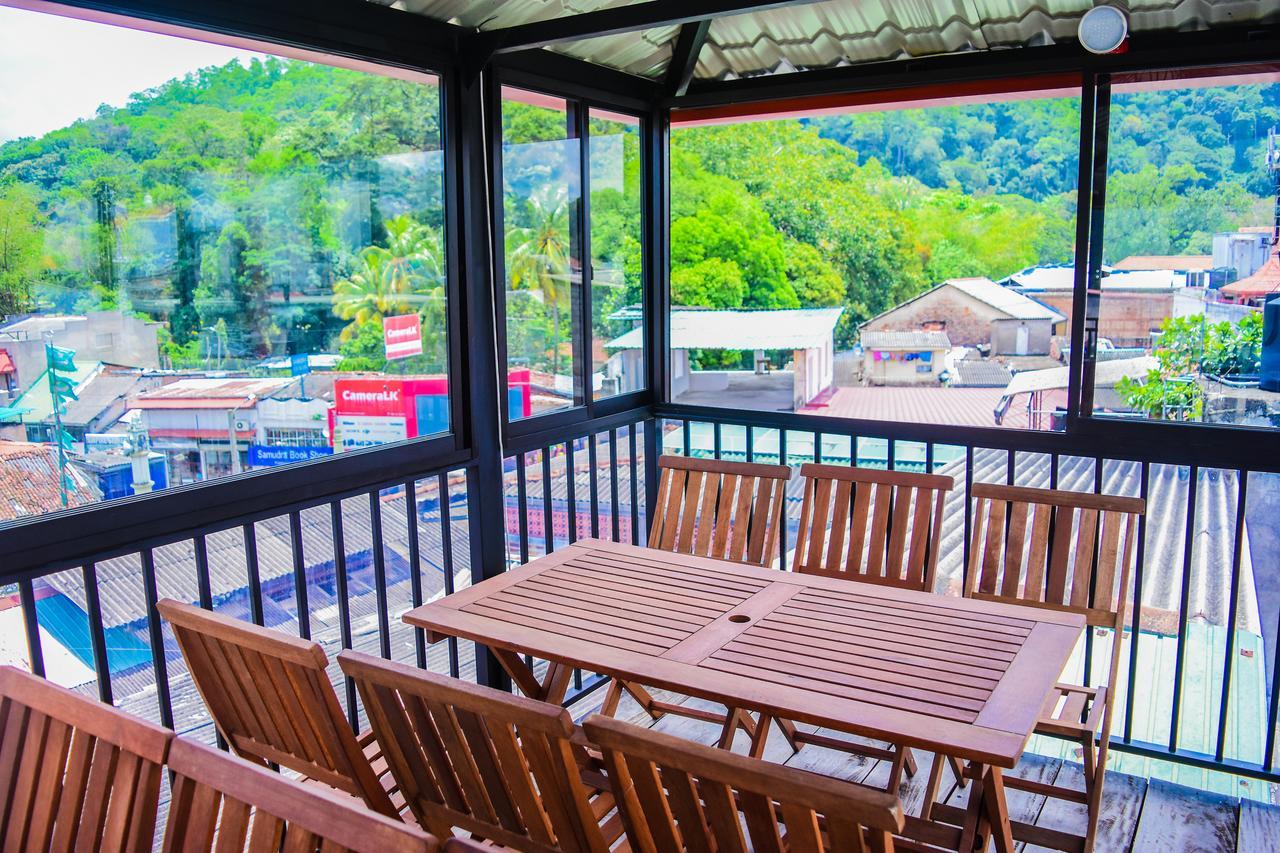 Mid Town Hostel كاندي المظهر الخارجي الصورة