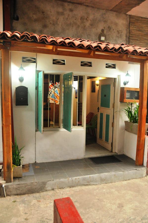 Mid Town Hostel كاندي المظهر الخارجي الصورة