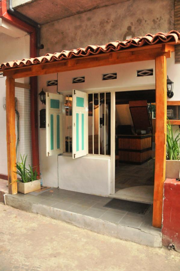Mid Town Hostel كاندي المظهر الخارجي الصورة
