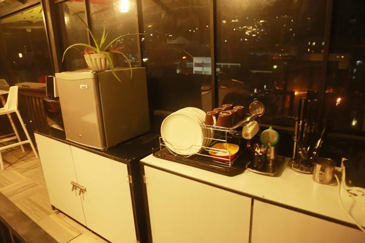 Mid Town Hostel كاندي المظهر الخارجي الصورة
