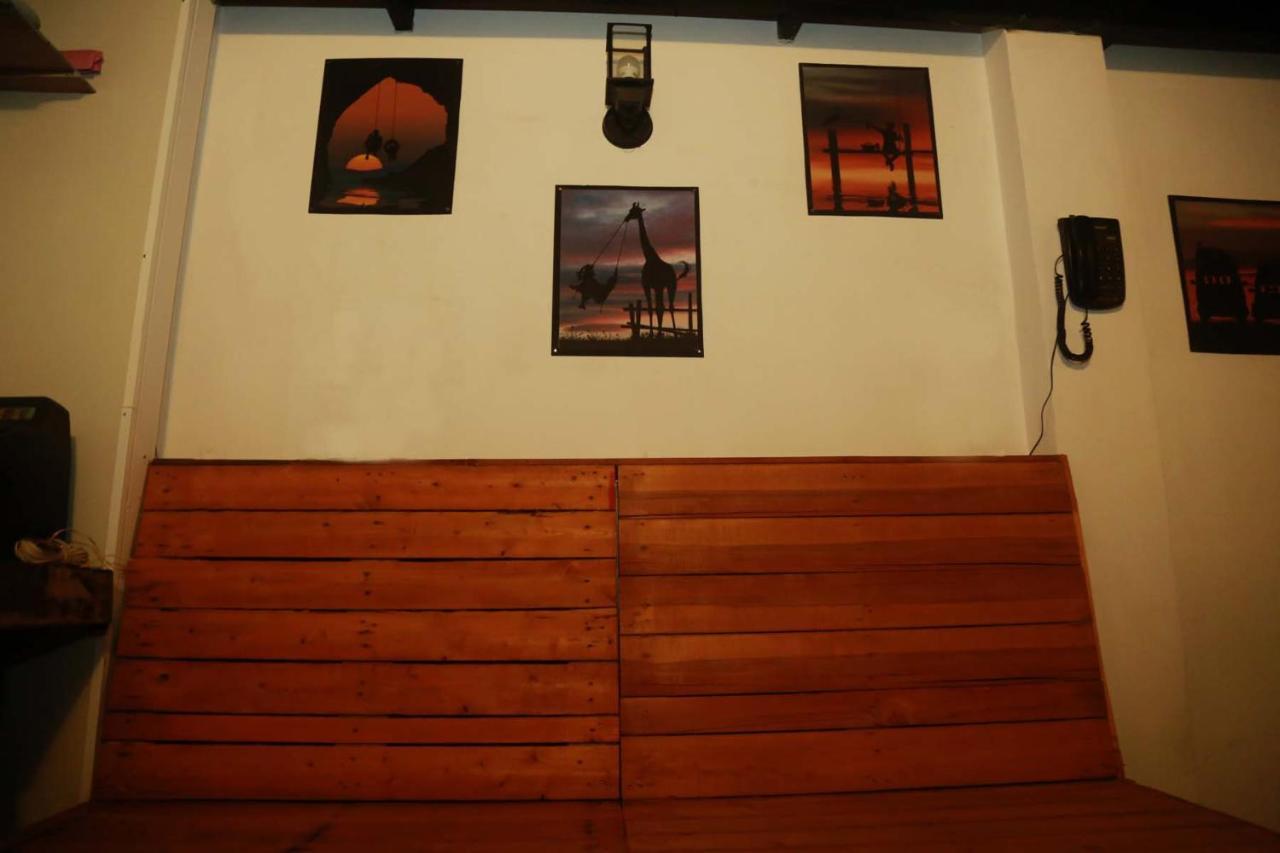 Mid Town Hostel كاندي المظهر الخارجي الصورة